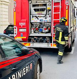 Insulta il sindaco in un bar, si spoglia nudo e lo minaccia, poi torna con un coltello