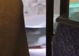 Porta spalancata con il pullman in movimento, la protesta dei genitori