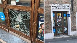 Trova il negozio chiuso e spacca una vetrina con una spranga