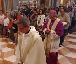Ombriano: «Benvenuto!». L’abbraccio a don Gabriele Frassi