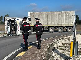 Autoarticolato si ribalta sull'Asolana