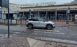 Investita sulle strisce davanti al Maggiore, codice giallo per una 50enne