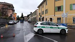 Forti raffiche di vento, attrezzature di sicurezza su un tetto precipitano in strada
