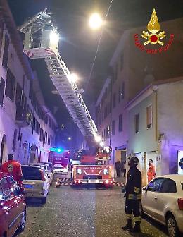 Cade in casa, intervento dei Vigili del fuoco per portarla fuori
