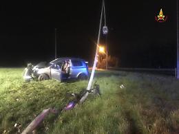 Fuori strada lungo la rotatoria, abbatte un palo della luce