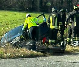 Scontro tra auto e ribaltamento, tre persone coinvolte