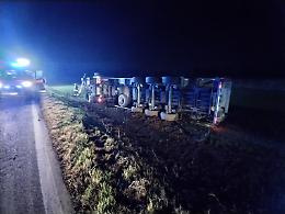 Autobotte si ribalta, ferito il camionista 42enne