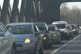 Traffico in tilt sul ponte: lunghe colonne in direzione Cremona