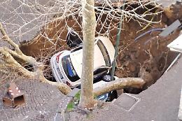 Paura a Napoli, voragine in strada inghiotte due vetture