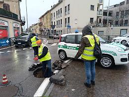 Voragine alla rotonda, cede l'asfalto