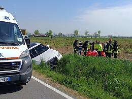Perde il controllo del suv e finisce in un canale irriguo