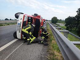 Camper si ribalta in autostrada