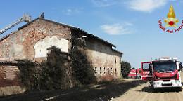 Pannelli fotovoltaici in fiamme: quattro squadre in azione per contenere l'incendio