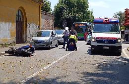 Scontro auto-moto in via Mercato, elisoccorso per un 40enne: traumi multipli
