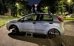 Auto in bilico su due mattoni, via le ruote