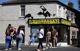 A Londra compaiono i pellicani, quinta opera dello zoo di Banksy