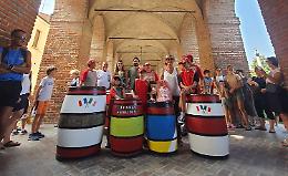 L'esibizione dei 'Rouleurs de Barriques' alla Galleria degli Antichi