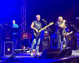 Bandiera della pace e il brano 'Contro' al concerto dei Nomadi
