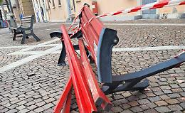 Panchina rossa fatta a pezzi nella piazza