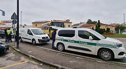 Monopattino elettrico urtato da un'auto, ferito un 23enne