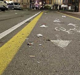Rifiuti in piazza Garibaldi dopo il weekend