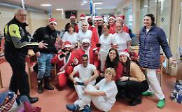 Santa Claus in moto porta doni ai nonni