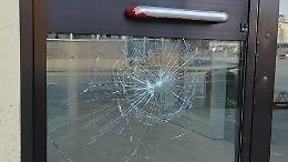 Vandalismo alla tabaccheria di via Matteotti, danneggiata la vetrina