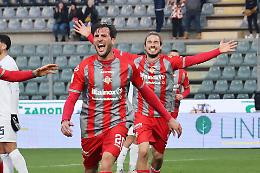 Assedio della Cremonese e il Cosenza (in dieci) cola a picco: lo Zini festeggia la vittoria 3-1