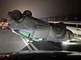 Scontro frontale sul ponte:  macchina si cappotta