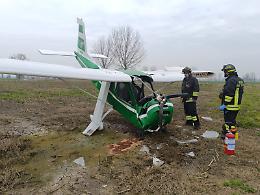Cade ultraleggero, pilota illeso