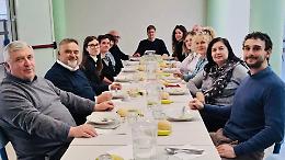 La giunta a pranzo con gli alunni: «La mensa è promossa»