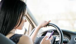Smartphone al volante, sospese ottanta patenti