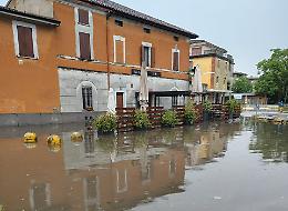 Mezzo paese allagato, oggi chiuse le scuole