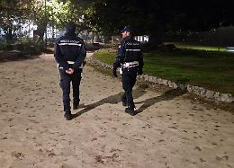 Tavoli e sedie slegati: gli agenti multano plateatico  fantasma