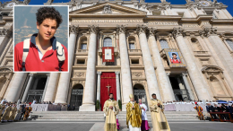 Carlo Acutis, il primo santo millennial in felpa e scarpe da ginnastica