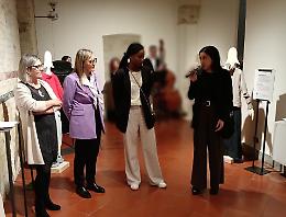 Abiti che raccontano la violenza: una mostra per spazzare via i cliché