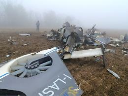 Elicottero precipita nei campi, muore il pilota