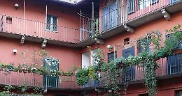 Guerra tra vicine nel palazzo: stalking e registrazioni dietro la porta