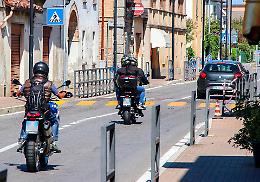 «Basta buche», via Roma torna nuova