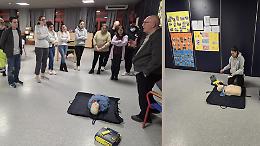 Lezione affollata per imparare a salvare una vita con il defibrillatore