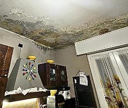 Nella ‘casa colabrodo’ ora crolla il soffitto