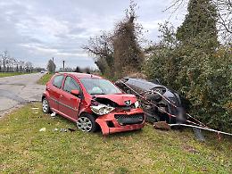 Auto si ribalta dopo un impatto all’incrocio: paura per i due conducenti