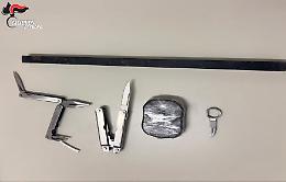 Oggetti pericolosi nell'auto, denunciato un 45enne