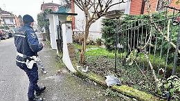 Sfonda la recinzione di una villetta e scappa, poi torna convinta dal marito