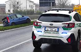 Scontro sulla provinciale: auto nel fosso