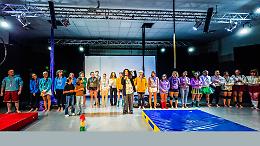 Acrobazie di Natale, le evoluzioni aeree di persone 'normali'