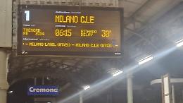 Treno fermo in stazione per 30 minuti con le porte chiuse, pendolari esasperati