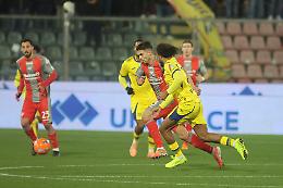 La Cremonese punge poco, il Verona chiude e riparte. Lo scontro salvezza finisce senza gol: 0-0