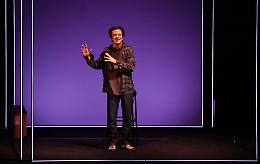 &laquo;La relazione &egrave; tossica, e la risata &egrave; inquieta&raquo;