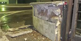 Camion pirata travolge il muro di una villa: danni ingenti